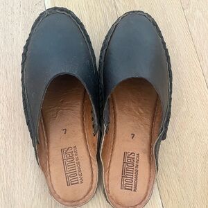Mohinders Black Leather Slip-On Mules